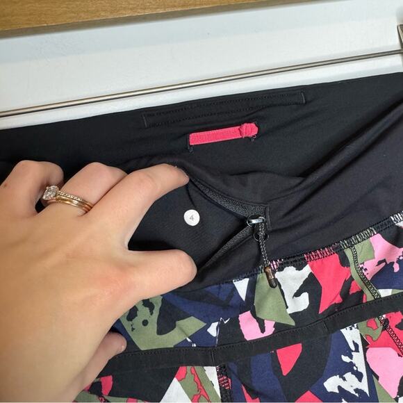 Lululemon Speed Short Pop Cut Boom Juice Black 4 Way Stretch Size 4 - Picture 5 of 5